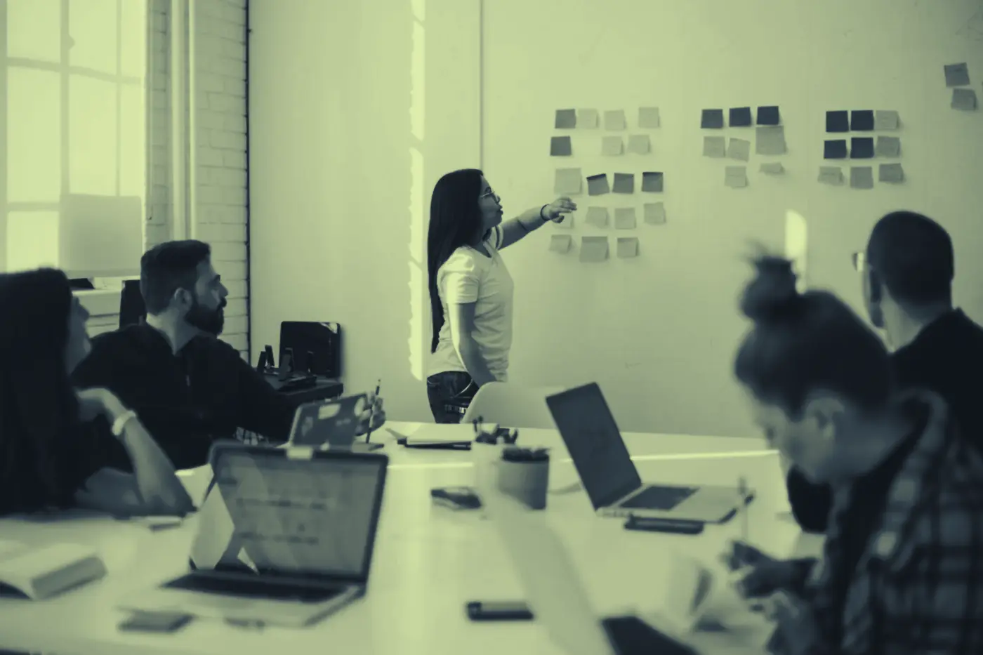Equipo en un taller de descubrimiento frente a un tablero con notas